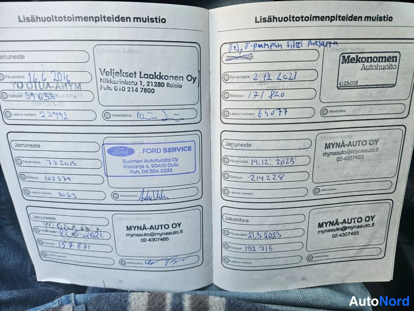Asiakirja: Huoltokirjan sivut 22–23 ('Lisähuoltotoimenpiteiden muistio') käsinkirjoituksilla: jarruneste 2016, 2018, 2021, jakohihna ja huolto 2023 sekä Mynä-Auto Oy:n ja