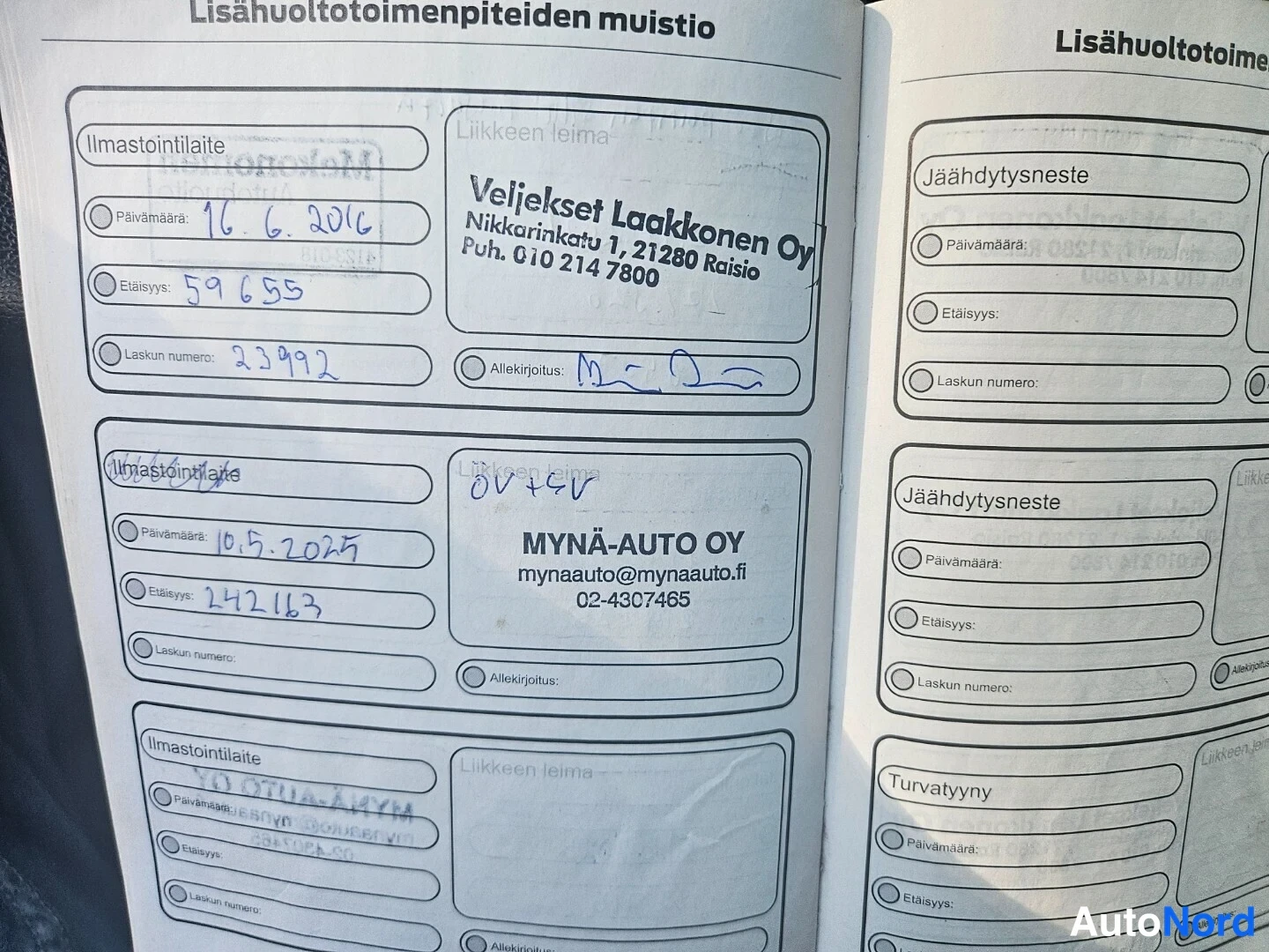 Asiakirja: Huoltokirjan sivuja ('Lisähuoltotoimenpiteiden muistio'): ilmastointilaitehuoltoja 2016 ja 2025 Veljekset Laakkonen Oy:n ja Mynä-Auto Oy:n leimoin, tyhjiä Jäähd