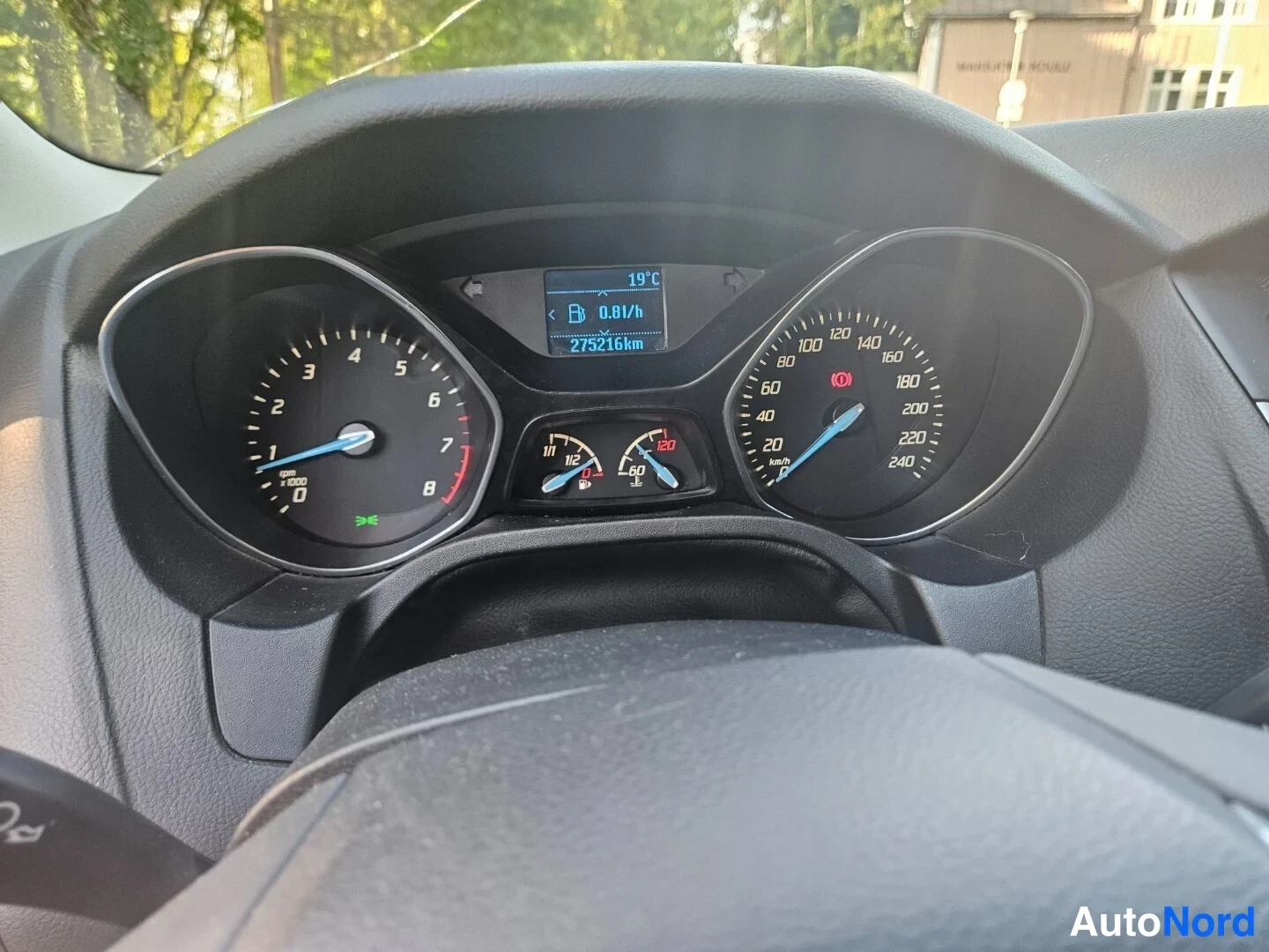 Muu: Mittaristön lähikuva: nopeusmittari, kierroslukumittari ja näyttö, jossa lukee 19°C ja 275216 km.