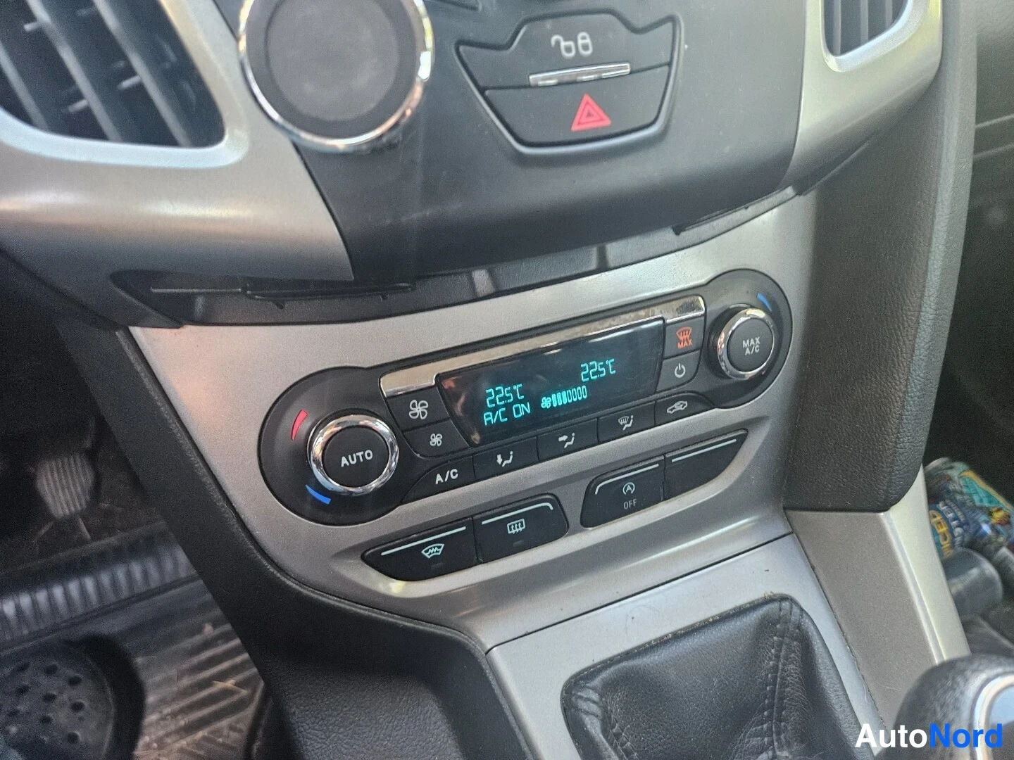 Muu: Kojelaudan keskustan lämmitys- ja ilmastointipaneeli, näytössä 22.5°C ja A/C ON, AUTO-napainen.
