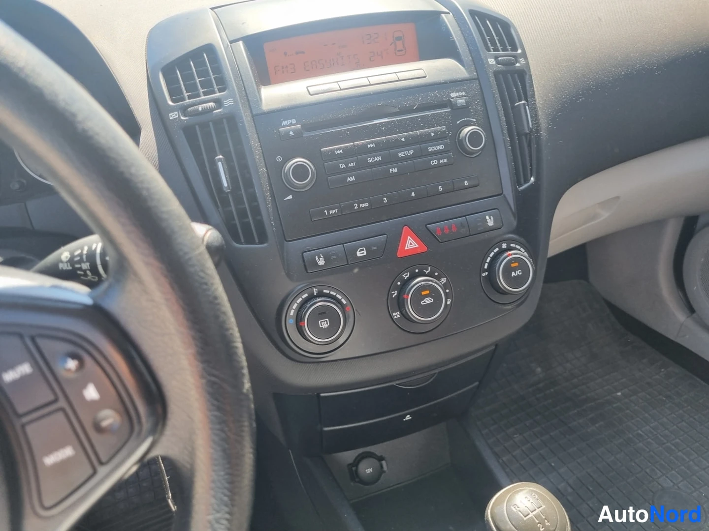 Muu: Kojelauta: radio/CD-soitin FM3-aallolla 83.5 MHz, ääninäppäimet, A/C-nappi, ilmastoinnin kolme säädinpyörää ja varoituskolmio, vasemmalla ratti ja oikealla manu