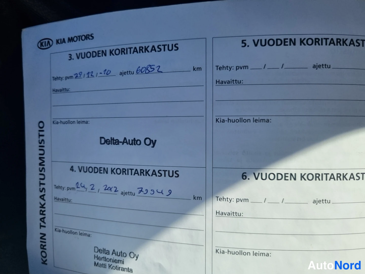 Asiakirja: Kia Motors -huoltokirjan sivu, jossa kolmen ja viidennen vuoden koritarkastuksen kohdat; kolmen vuoden kohtaan merkitty pvm 29.12.2010 ja 60852 km, leima Delta-
