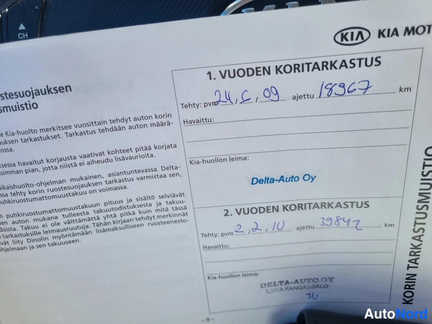 Asiakirja: Kia Motors -huoltokirjan sivu, jossa ensimmäisen ja toisen vuoden koritarkastuksen kohdat; merkinnät pvm 24.6.2009 / 18967 km ja pvm 2.2.2010 / 39847 km, leimat