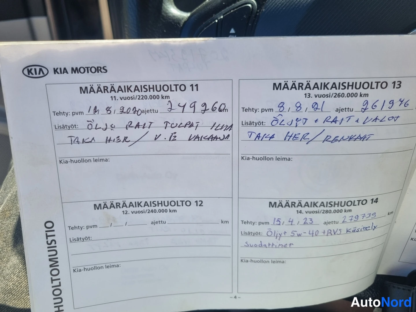Asiakirja: Kia Motors -huoltomuistion sivu, jossa määräaikaishuoltojen 11, 12, 13 ja 14 kohdat; huolto 11 pvm 14.8.2020 / 249960 km, huolto 13 pvm 8.8.2021 / 261946 km ja