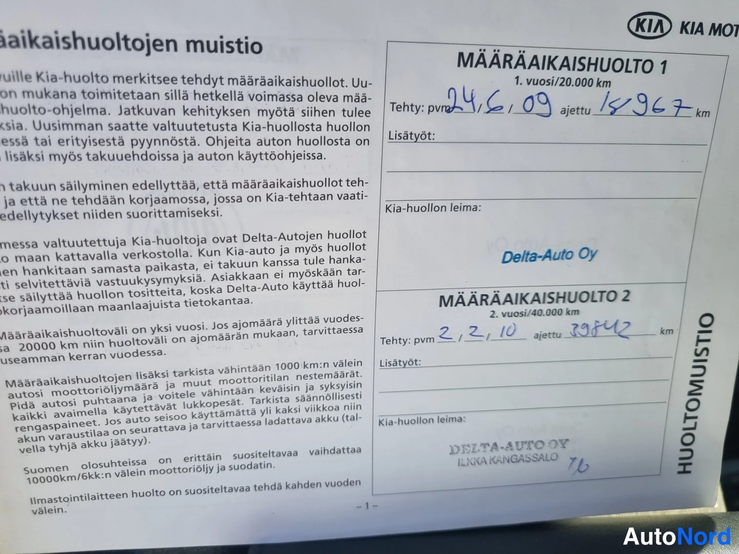 Muu: Kia-huoltokirjan sivu 1, jossa määräaikaishuoltojen muistio -tekstiä sekä merkinnät huoltoon 1 (tehty 24.6.2009, ajettu 15967 km) ja huoltoon 2 (tehty 2.2.2010,
