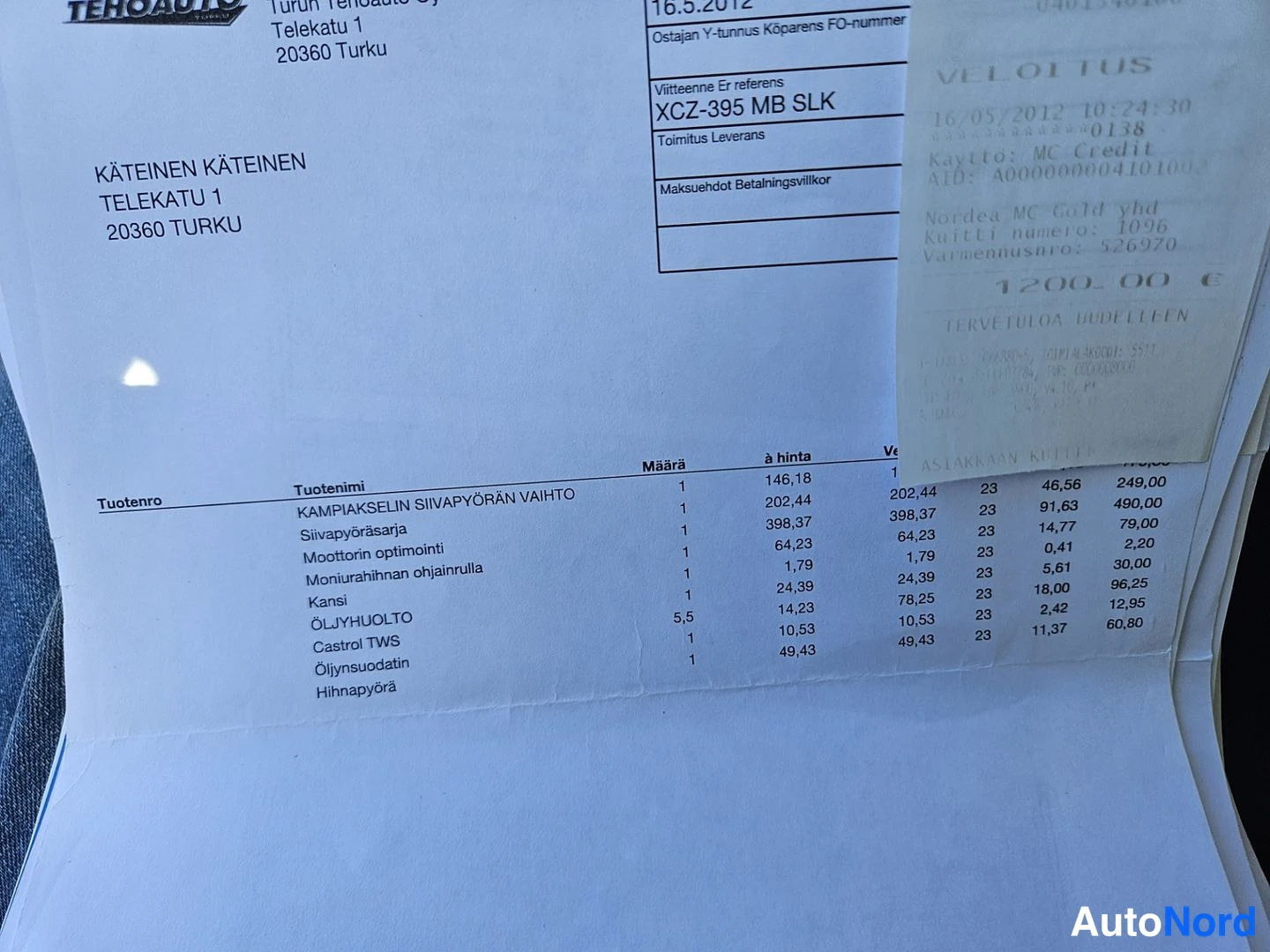 Yksityiskohta: Tehoauton huoltolasku ja kassakuitti, ajoneuvo MB SLK.