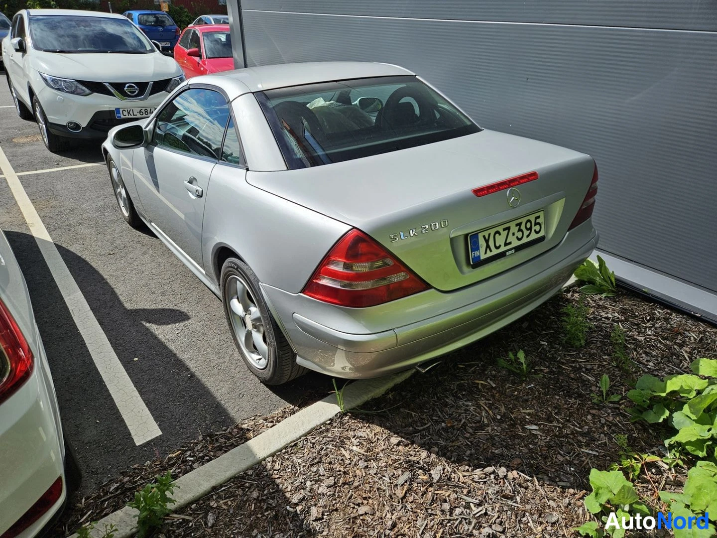 Takaviisto: Avoauto hopeanvärinen, kolme neljäsosaa takanurkasta, rekisterikilpi