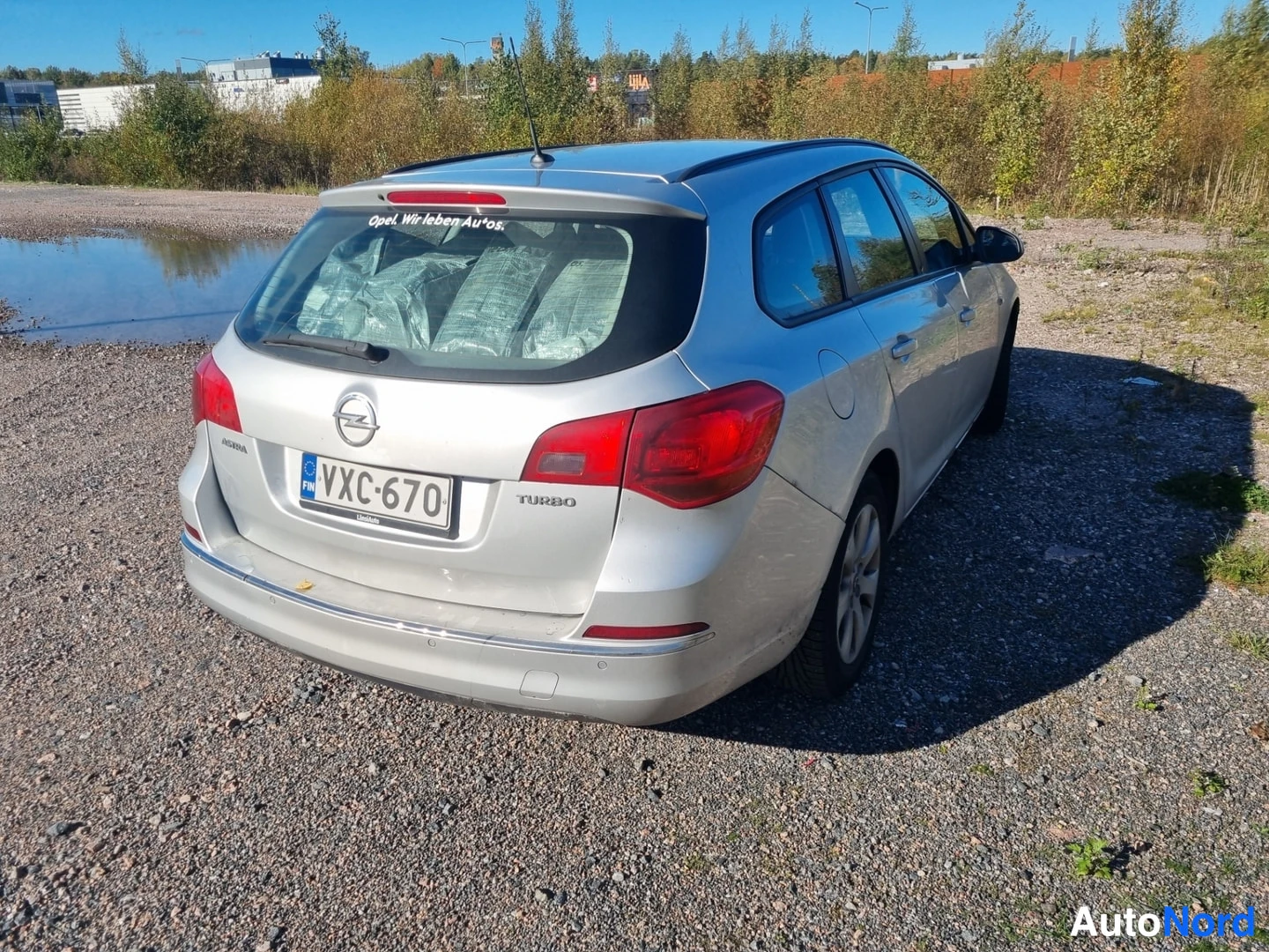 Takaviisto: Hopeanvärinen farmari takaa ja oikealta kyljeltä, TURBO-teksti takaosassa.