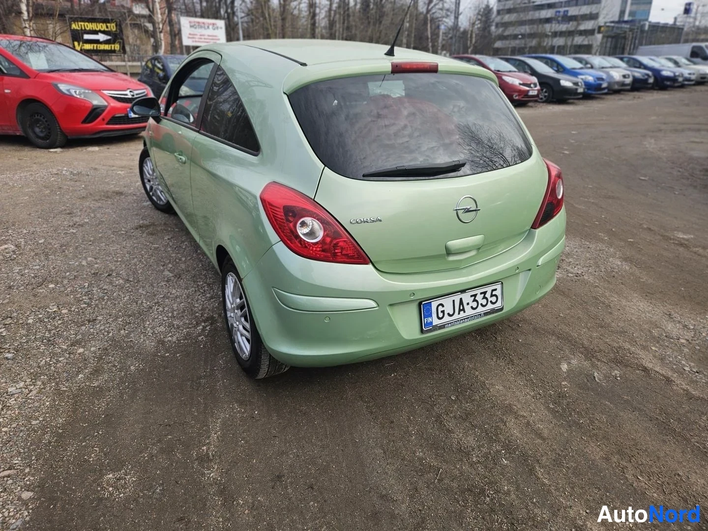 Takaviisto: Vaaleanvihreä Opel Corsa takaa kolmesta neljäsosasta, takaosa ja vasen kylki näkyvissä, takaosan kirjoitus CORSA luettavissa.