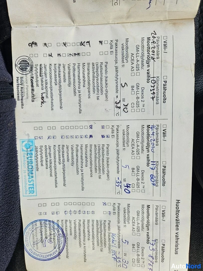 Yksityiskohta: Huoltokirjan sivu, jossa käsin merkittyjä huoltoja, km-lukemia 103311, 117460 ja 55787, ja lililastammeja.