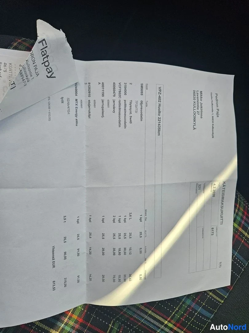 Muu: Pakettimatkan kassakuitti 651,73 euroa, Matka 827 km, Huolto 221435 km, päällystetty matkolla kankainen laukku.