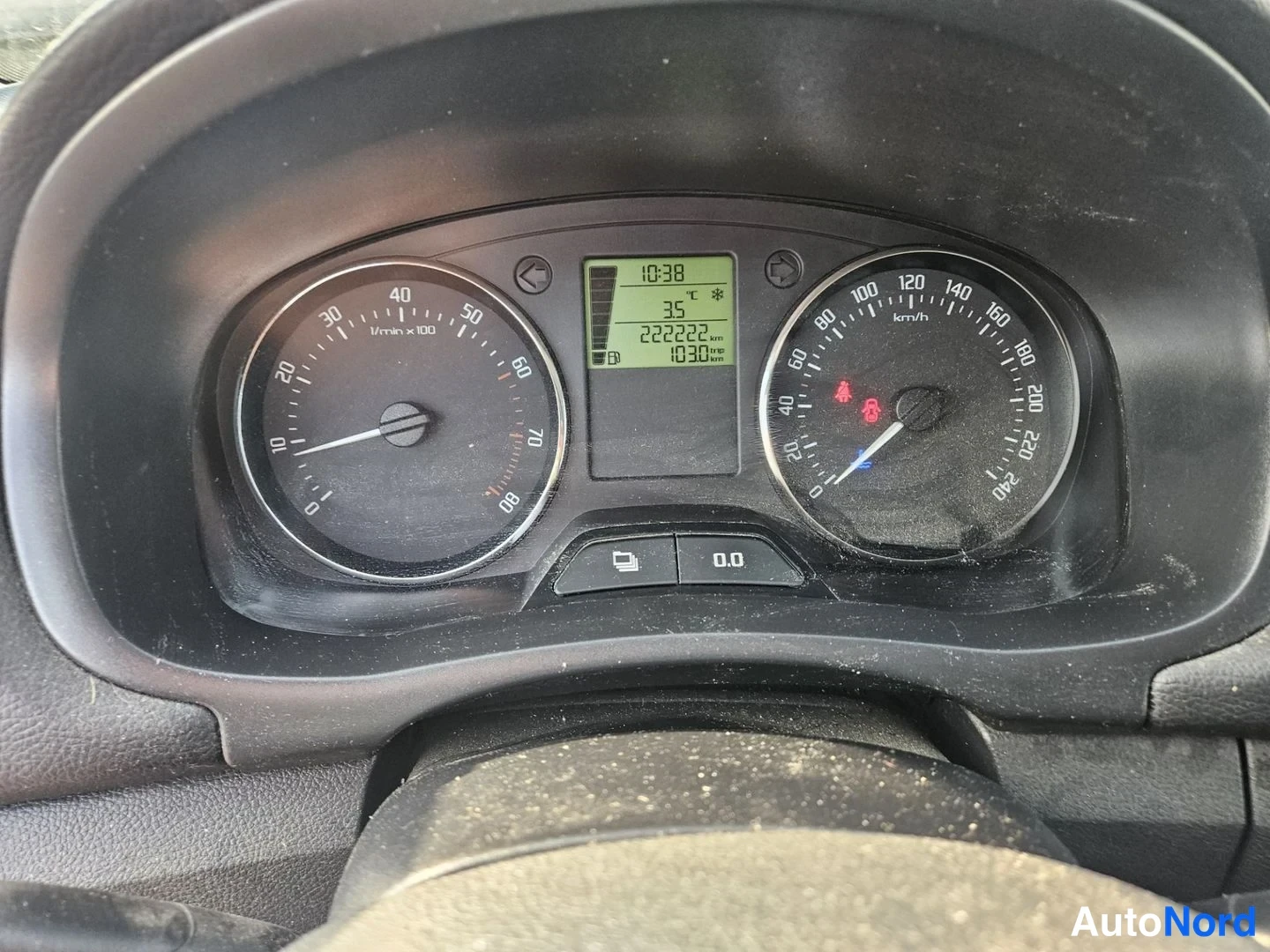 Edestä: Kojelaudan mittaristo: nopeusmittari ja kierroslukumittari, keskellä näyttö, jossa lukema 222222 km