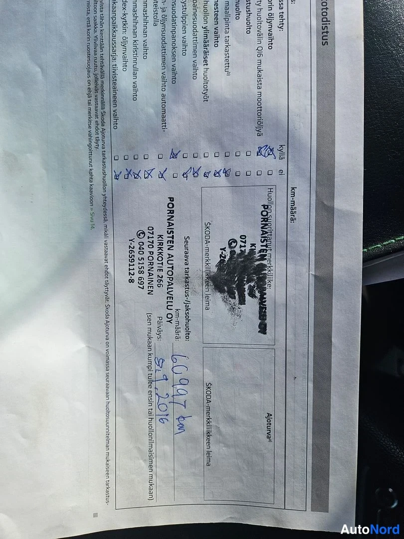 Asiakirja: Vuosi 2016 (5.9.2016) ja lukema 60,907 km merkitty sinisellä tussilla Skoda-myyntipaperille.