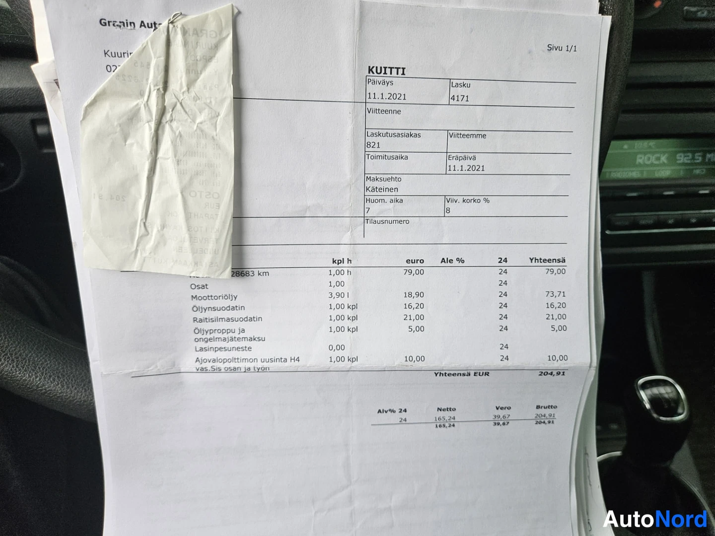 Asiakirja: Kuitti huoltotyöstä 11.1.2021, lasku 4171, jossa työn ja osien hinnat yhteensä 204,91 EUR sisältäen moottoriöljyn, öljysuodattimen ja raitisilmasuodattimen.