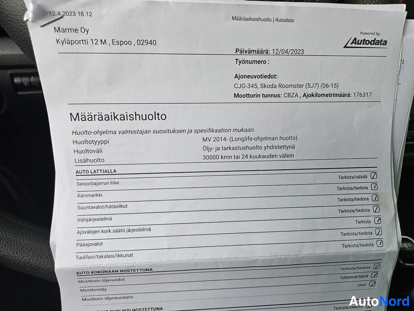 Asiakirja: Autodata-huoltokirjan sivu: Määräaikaishuolto, ajoneuvotiedot, Skoda Roomster (5J7), moottoritunnus CBZA, ajokilometrimäärä 176317, päivämäärä 12/04/2023.