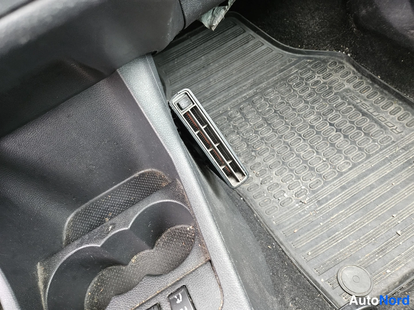 Etuviisto: Skoda Roomsterin matkupohjan ja hansikasloeron alta paljaaksi vettyä niputettua laskua, musta kumimatto takana ja irronnut rekisterikilpi takapenkilla.