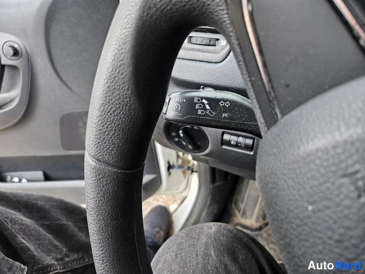 Yksityiskohta: Rattipölkyn kytkimet lähikuvassa: cruise control (RES+/SET/-), suuntavilkku- ja valokytkimet.