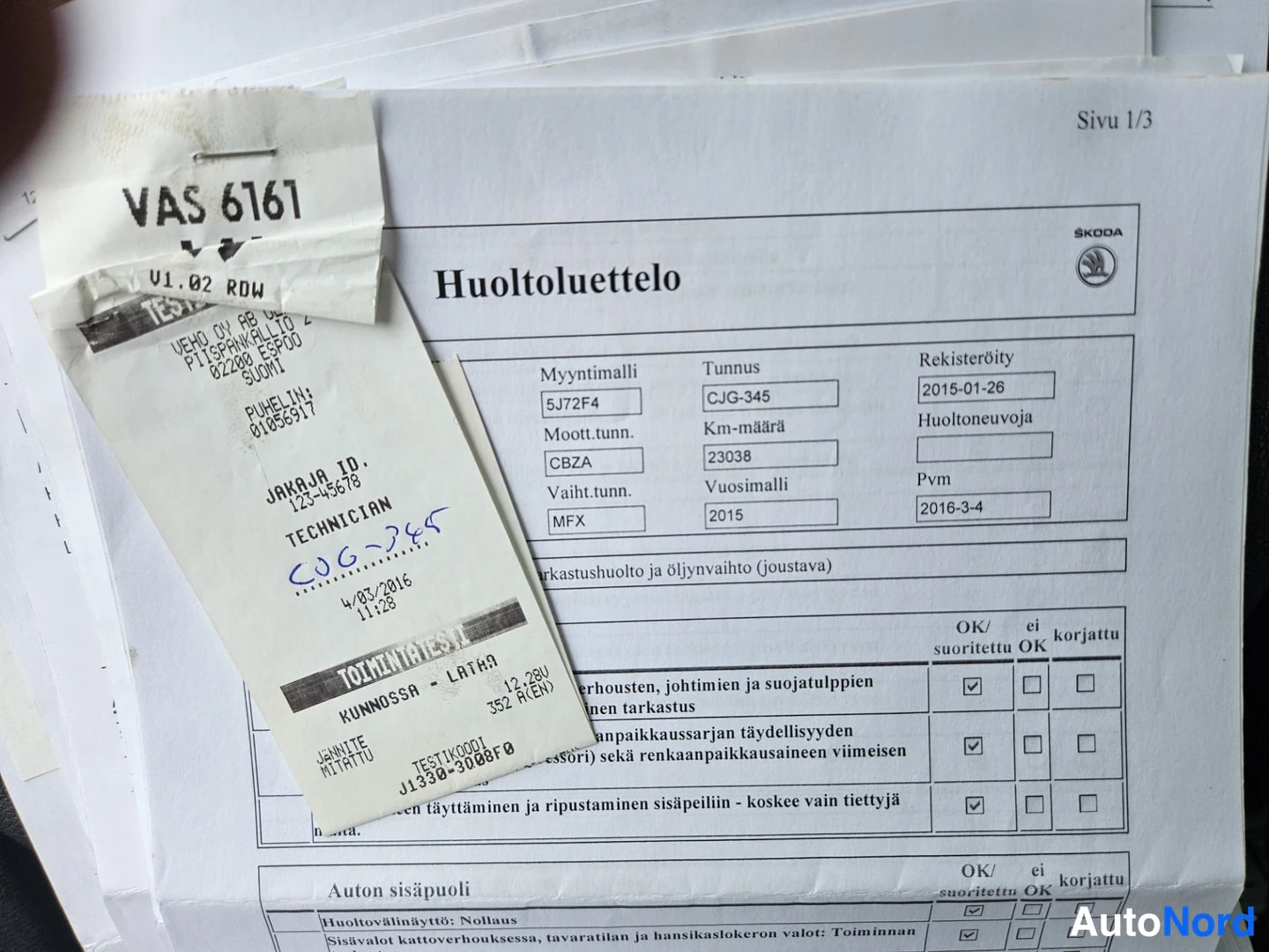 Asiakirja: Läheiskuva paperiasiakirjasta, otsikko 'Huoltoluettelo'. Vasemmalla VAS-tarrat ja kuitti. Taulukossa Myyntimalli 5J72F4, Rekisteröity 2015-01-26, Vuosimalli 201