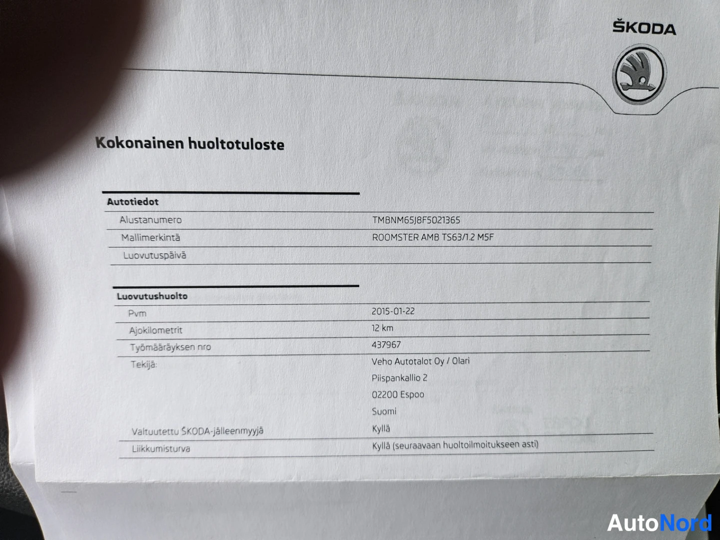 Asiakirja: Skoda-nelikulma logo yläoikeassa, teksti 'Kokonainen huoltotuloste'. Tekstikentässä Alustanumero TBNMN65J8F5021365, Mallimerkintä ROOMSTER AMB TS63/1.2 MSF.