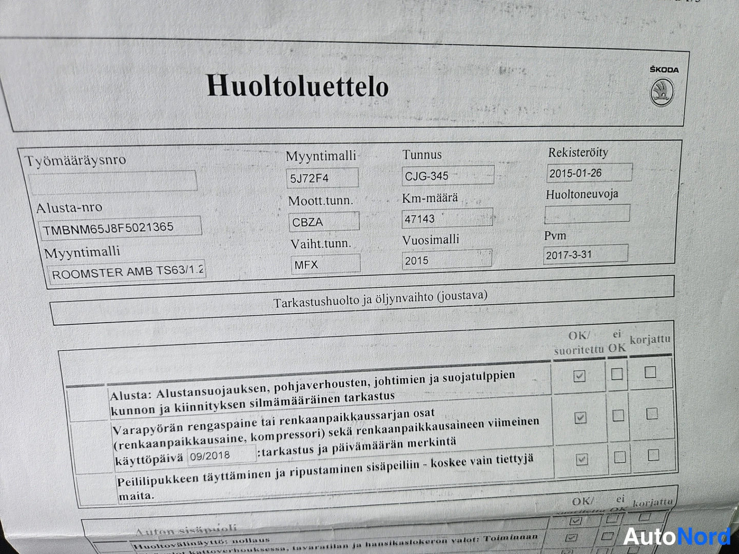 Asiakirja: Lähikuva 'Huoltoluettelosta'. Taulukko: Myyntimalli 5J72F4, Vuosimalli 2015, Km-määrä 47143, Alusta-nro TBNMN65J8F5021365.