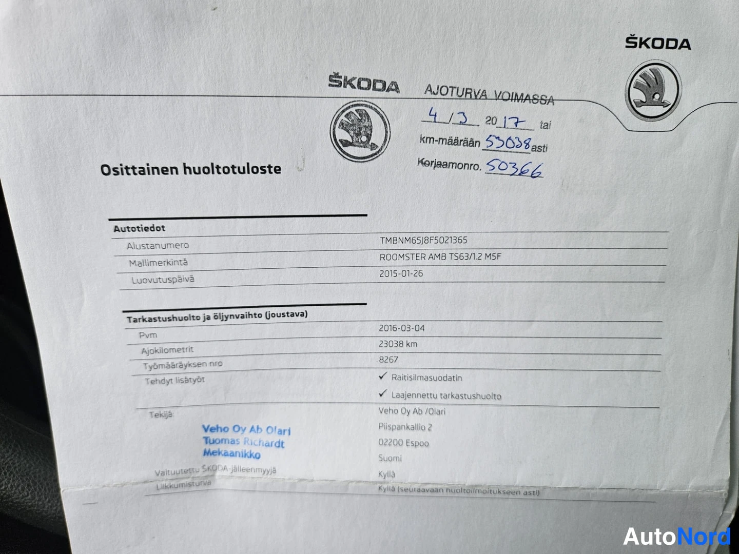 Asiakirja: Osittainen huoltotuloste -dokumentti Škoda-ajoneuvolle, jossa ajetut kilometrit 23038 km vuonna 2017 ja huoltotiedot.