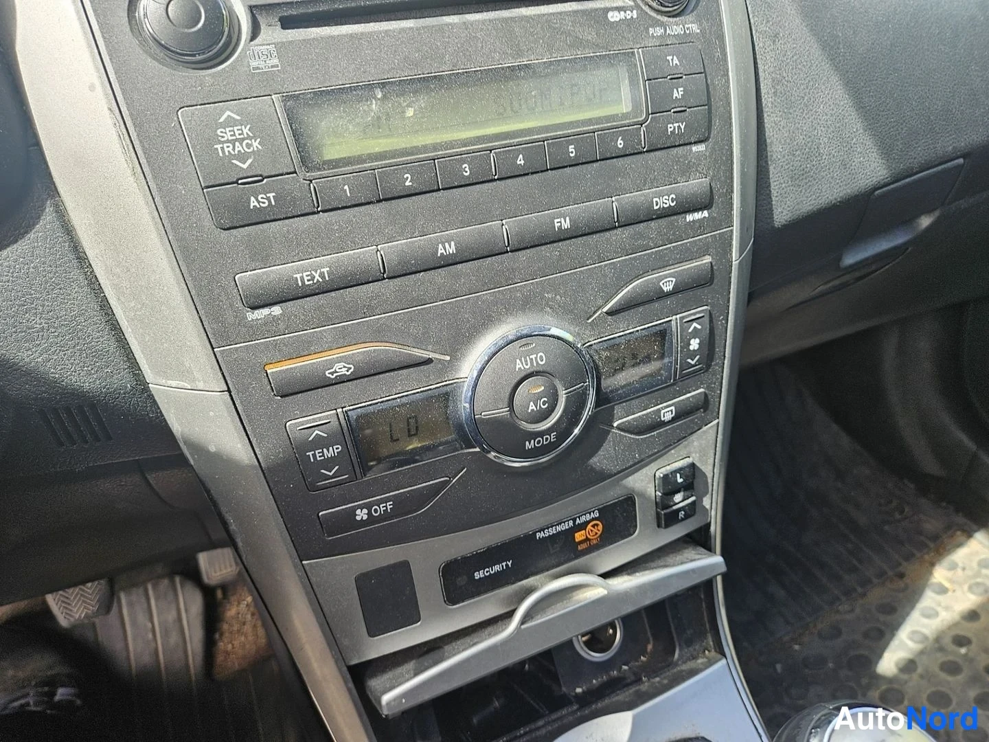 Muu: Kojelauta: radion ja automatiikkailmastoinnin A/C AUTO -säädöt sekä PASSENGER AIRBAG -tarra.
