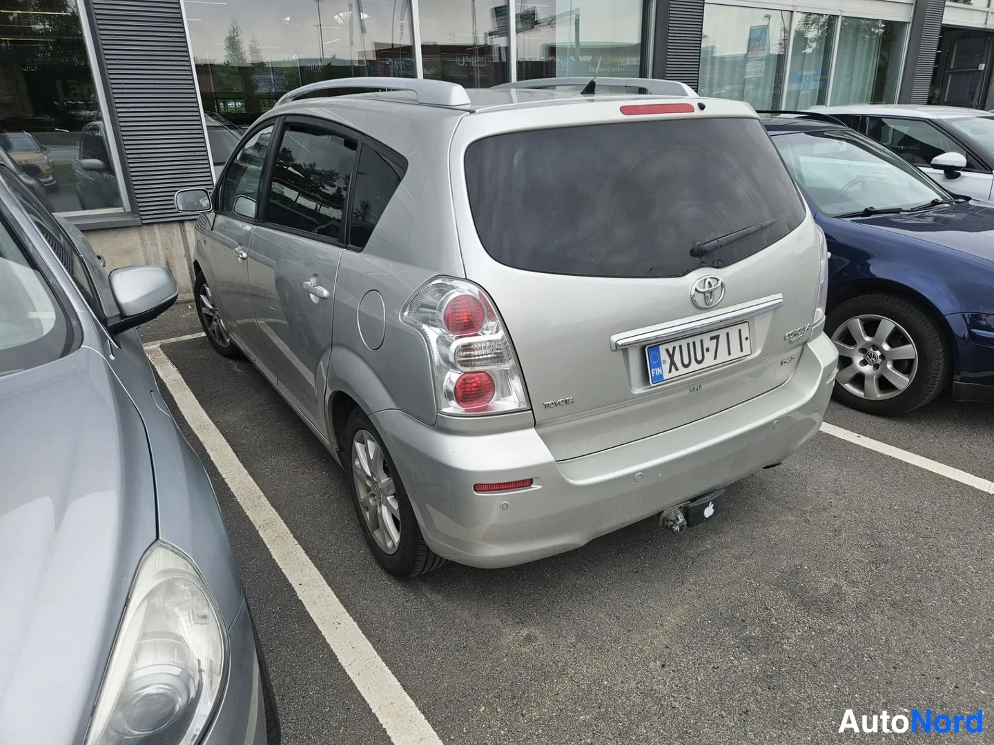 Takaviisto: Auton takaosa ja vasen kylki kolmenvartta takaa kuvattuna; takaovet, takavalo jaToyota-merkki näkyvissä; parkkipaikalla muiden autojen vieressä.