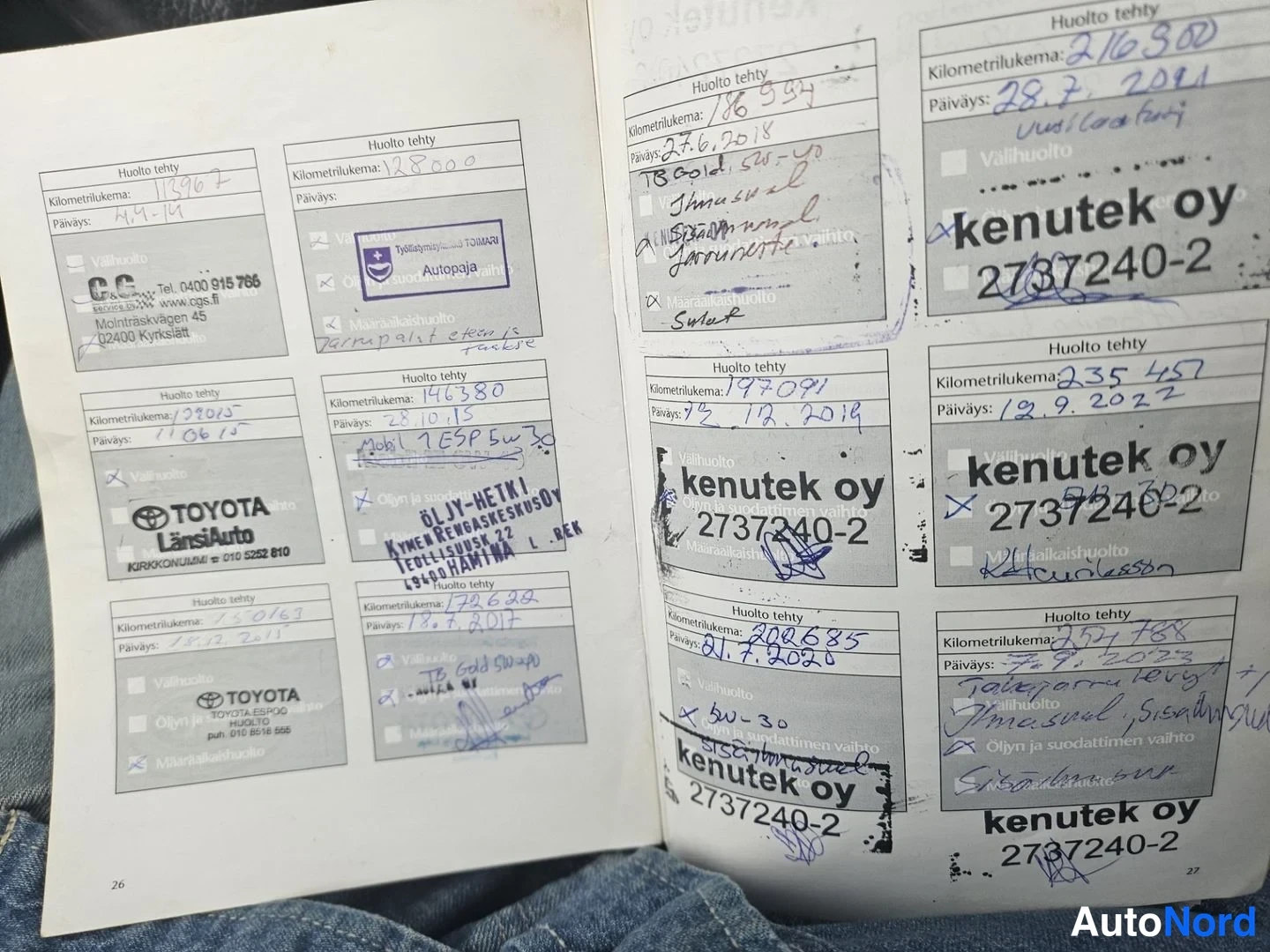 Asiakirja: kenutek oy huoltokirjan sivu, jossa useita leimoja ja käsinkirjoitettuja kilometrilukemia kuten 273021, 197091, 202685, 235457 ja 2.6.2011 päivätty huolto 21650