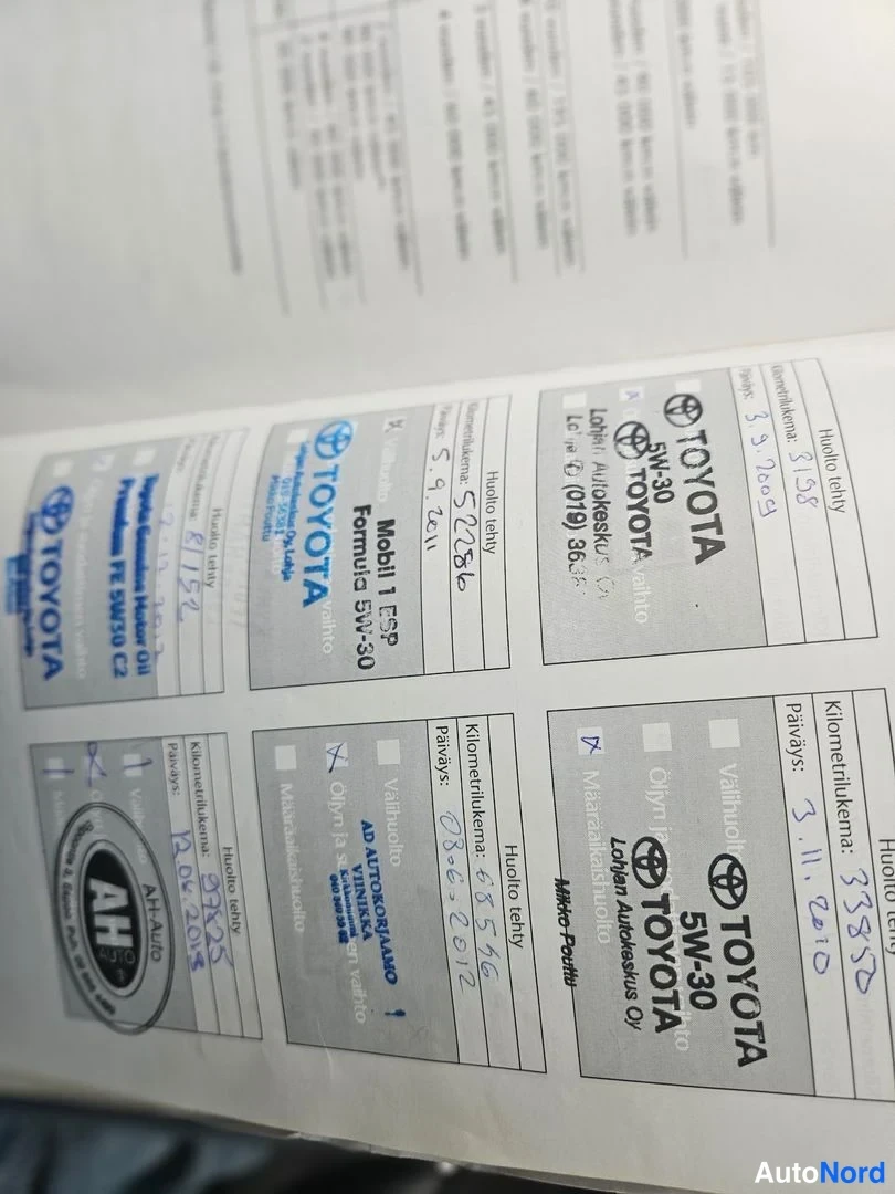 Asiakirja: kenutek oy huoltokirjan sivu, jossa Toyota-leimoja, Toyota 5W-30 öljymerkintöjä ja käsinkirjoitettuja kilometrilukemia 31558, 33853 ja 23557 päivämäärillä 11.20