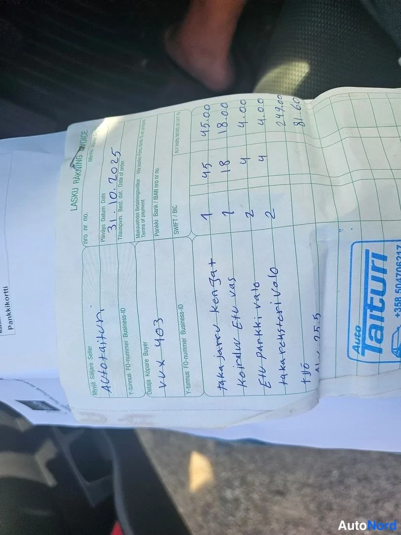 Asiakirja: Lasku ja toimituslappi, joissa on käsin kirjoitettuja tietoja. Lähellä näkyy autojen istuinten pohjakohda.