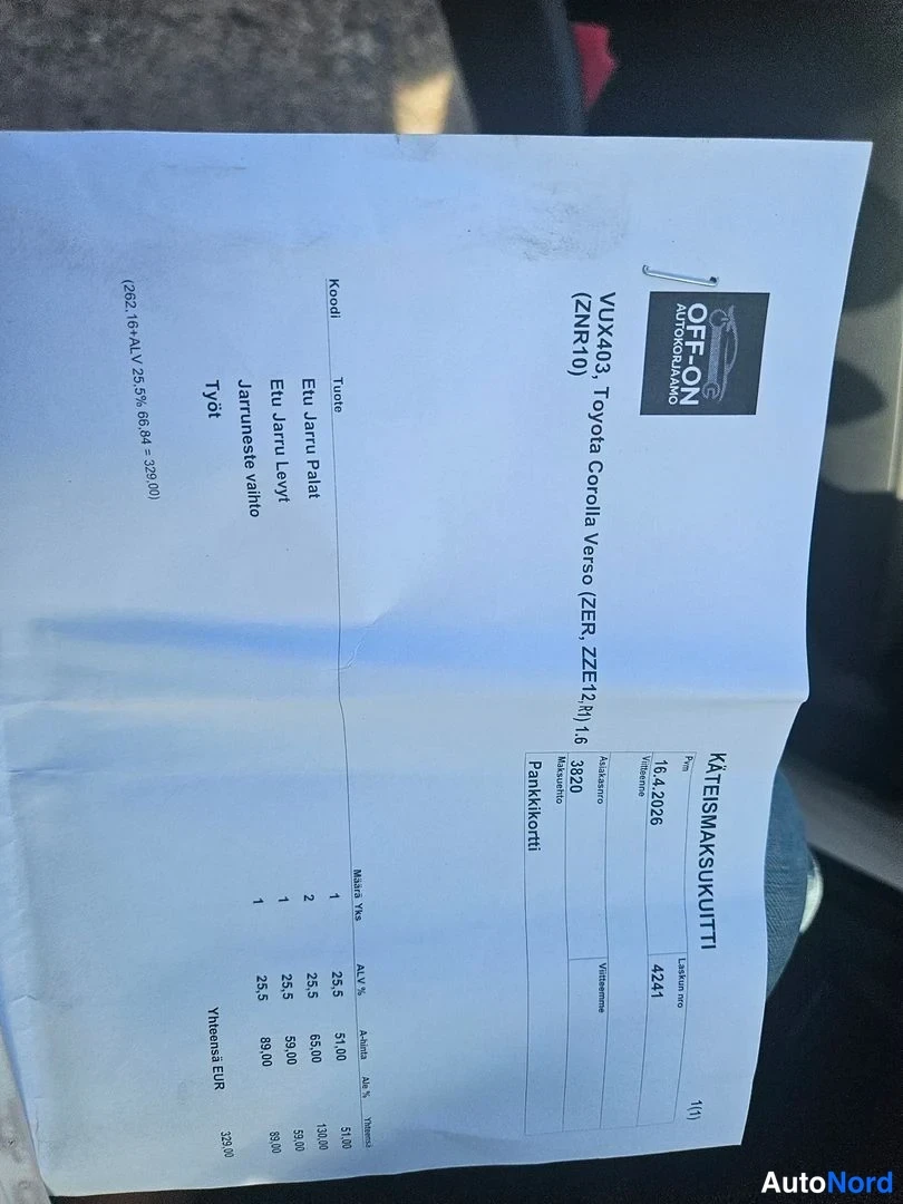 Asiakirja: Asiakaspainetettu paperilomake, jossa on käsin kirjoitettuja tietoja. Lähellä näkyy autojen istuinten pohjakohda.