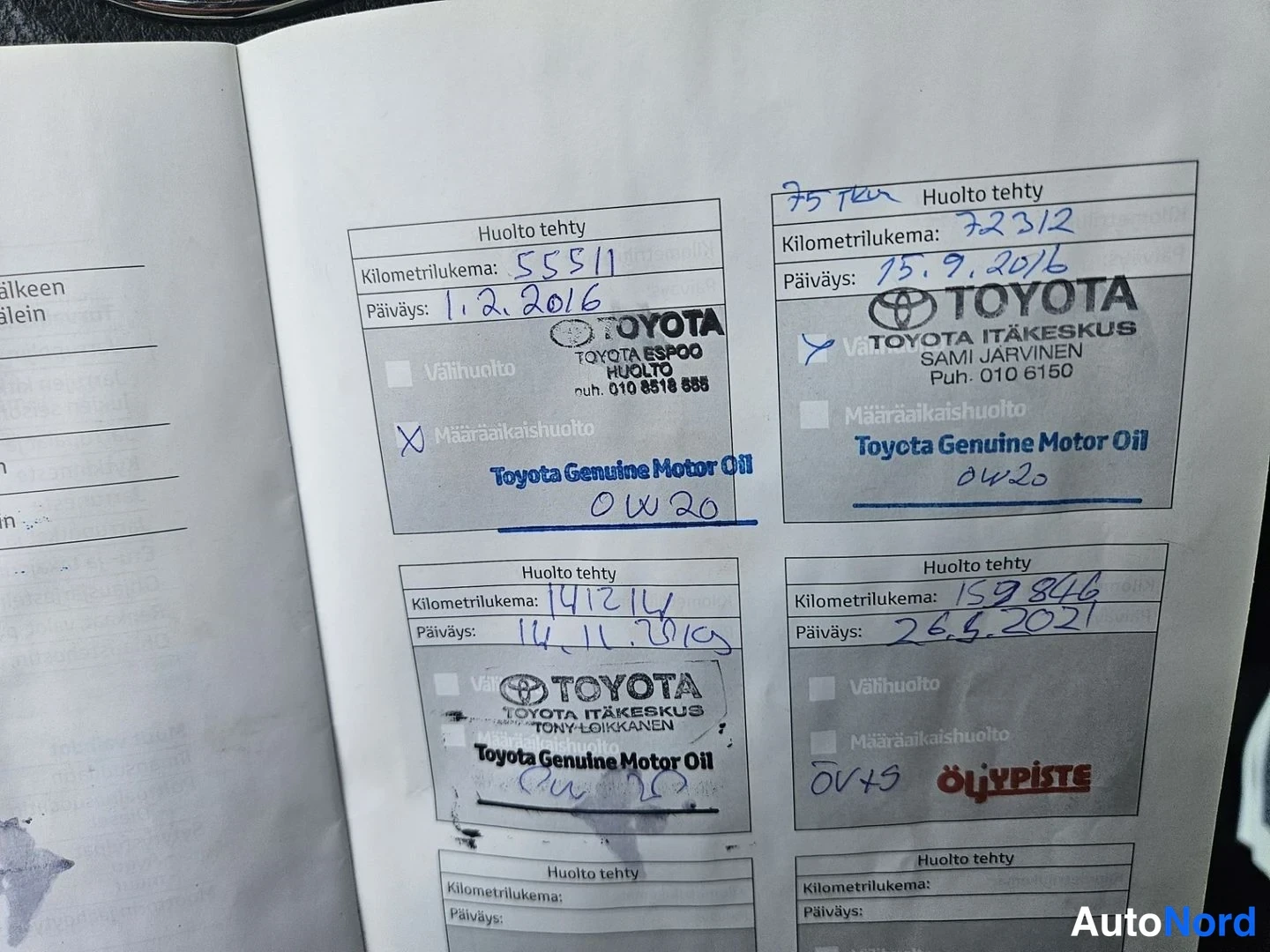 Asiakirja: Huoltokirjan sivu neljällä täytetyllä huoltokorteilla Toyota Espoo ja Toyota Itäkeskus -huolloista, viimeisin öljypisteen huolto vuodelta 2021.