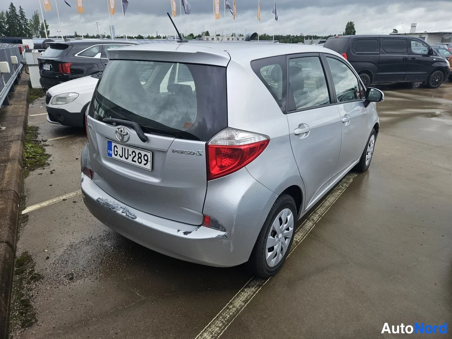 Takaviisto: Toyota Verso-S, hopeinen, kolmeneljäsosakuva takaa vasemmalta; rekisterikilpi, mallimerkinta Verso-S takaluukussa.