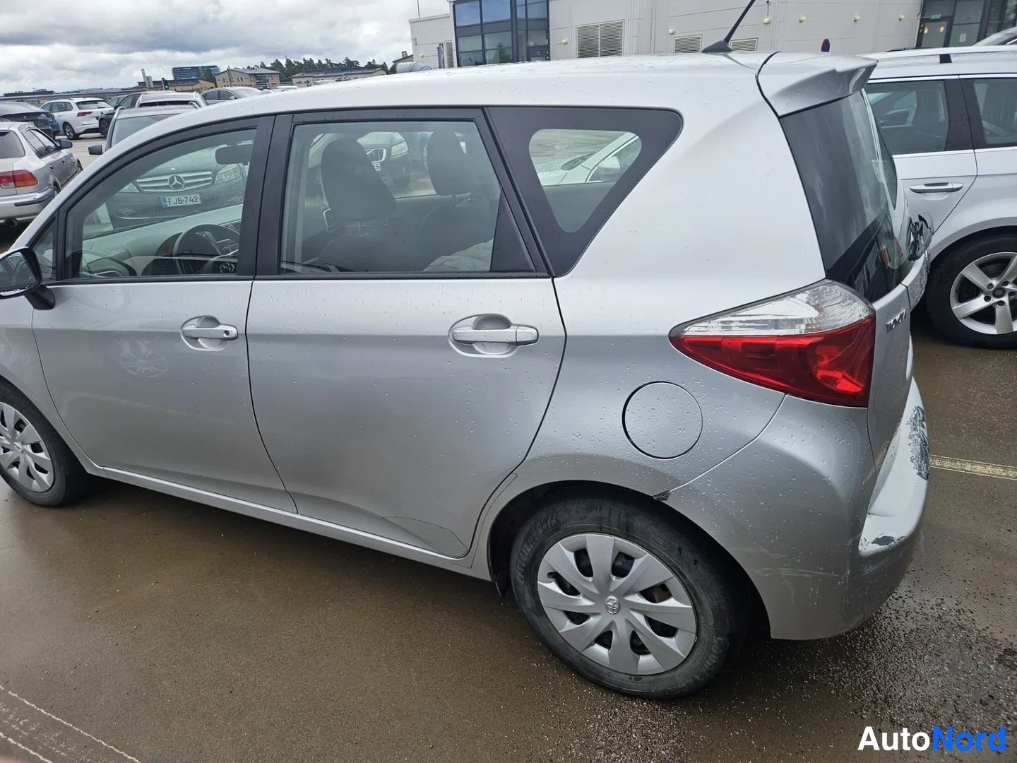 Takaviisto: Toyota Verso-S, hopeinen, sivukuva oikealta puolelta.