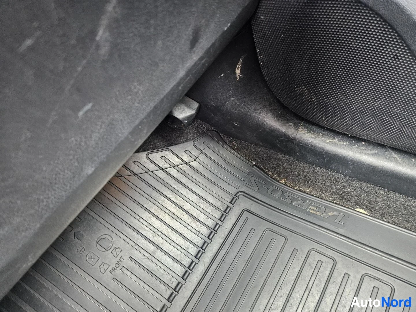 Yksityiskohta: Mustat kumimatot eteen vasemmalle, matossa teksti VERSO-S ja merkintä FRONT.