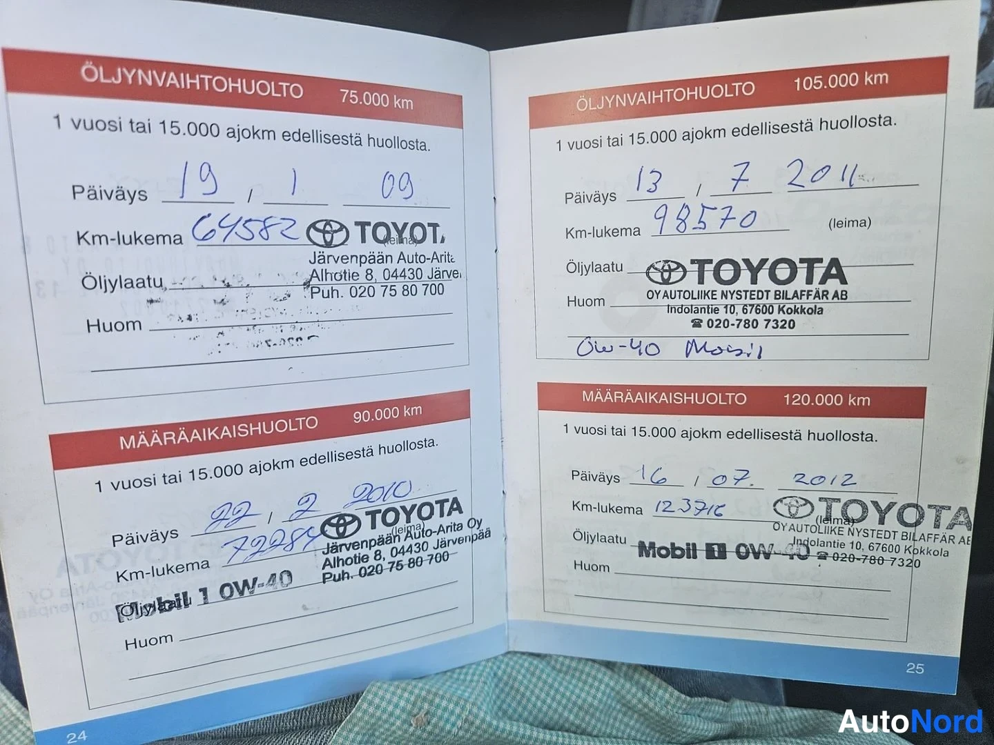Asiakirja: A service booklet page showing two oil change entries (19.1.2009 at 64582 km and 13.7.2011 at 98570 km) and a scheduled maintenance entry (16.07.2012 at 123710