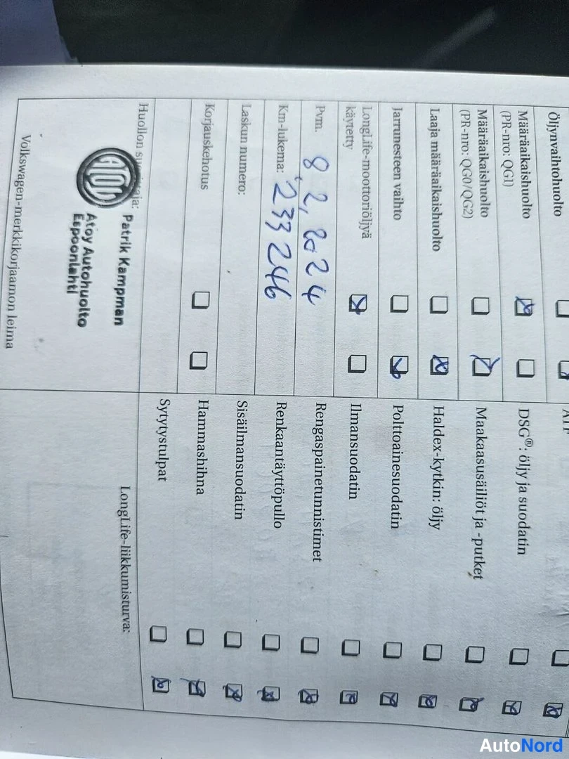 Muu: Volkswagen-huoltokirjan sivu Petrik Kampman Aytoy Autokoja Espoonlahti -leimalla, käsinkirjoitettu kilometrilukema 82 824 ja 233 246.