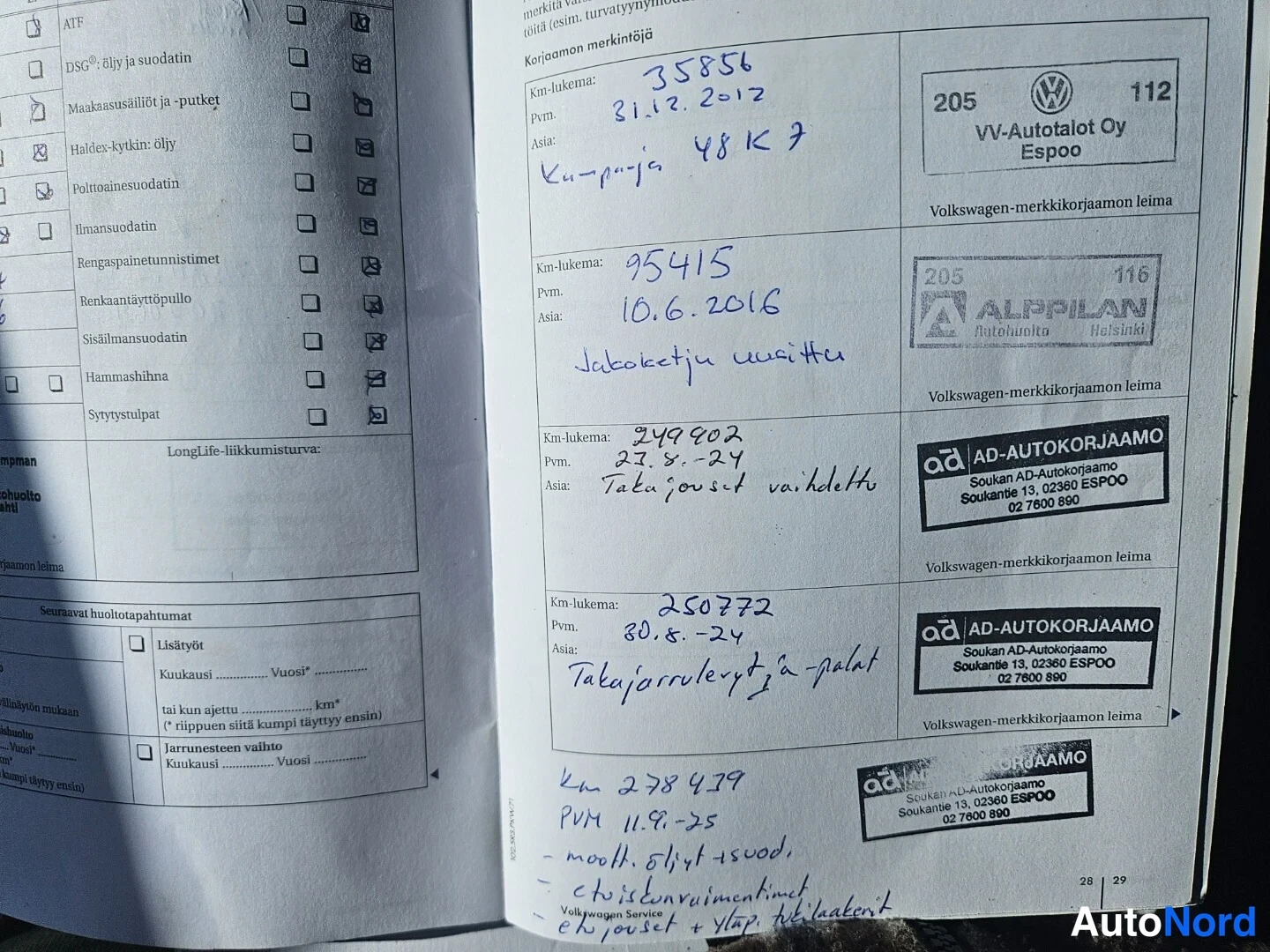 Muu: Auki levitetty Volkswagen-huoltokirja, jossa käsinkirjoitettuja huoltohistorian merkintöjä ja korjaamoleimoja (VW-Autotalot Oy Espoo, Alppilan Autoluonto, AD-Au