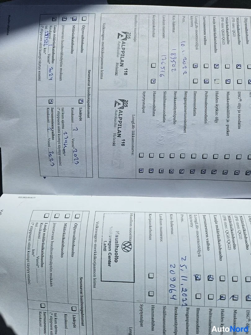Muu: Volkswagen-huoltokirjan sivu Alppilan Autoluonto -leimalla ja käsin kirjoitetuilla huoltotiedoilla, alaosassa V-Autotalo -leima päivämäärällä 25.11.2024.