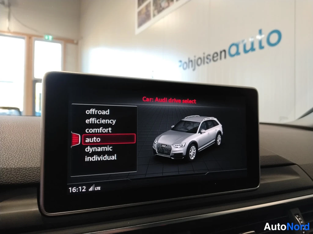 Yksityiskohta: Auton kojelaudan näyttö, jossa Audi drive select -valikko ja valittuna auto-tila.