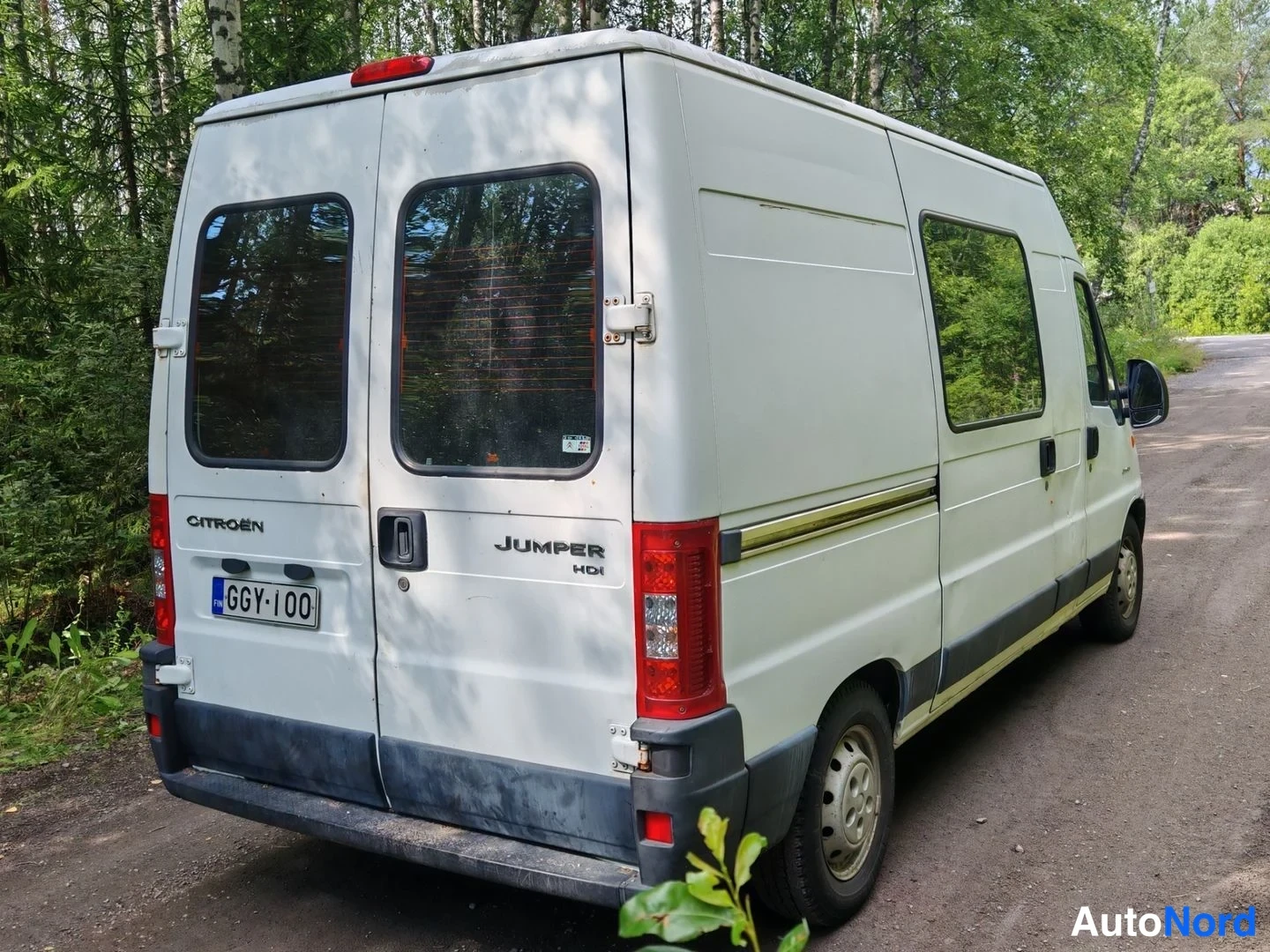 Takaviisto: Citroen Jumper -pakettiauto kolmesta neljänneksestä takaa vasemmalta valokuvaettuna, takaovissa Citroën- ja Jumper HDi -tekstit sekä rekisterikilpi.