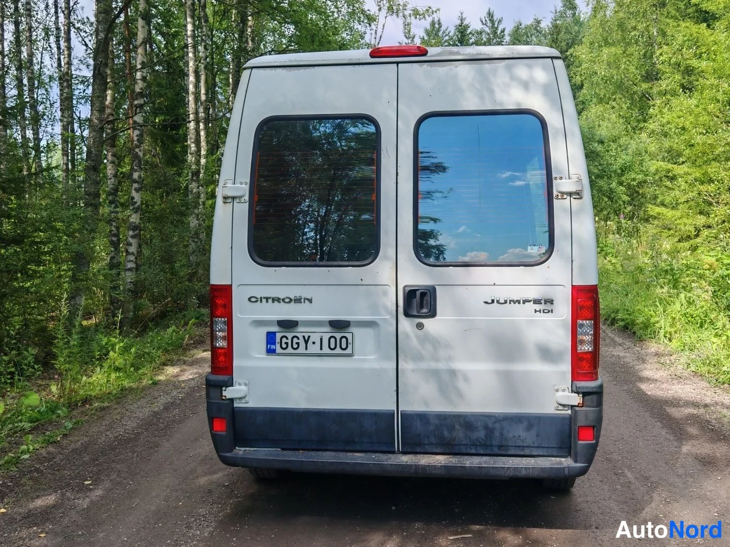 Takaa: Citroën Jumper -pakettiauton takaosa takaa kuvattuna, rekisterikilpi.