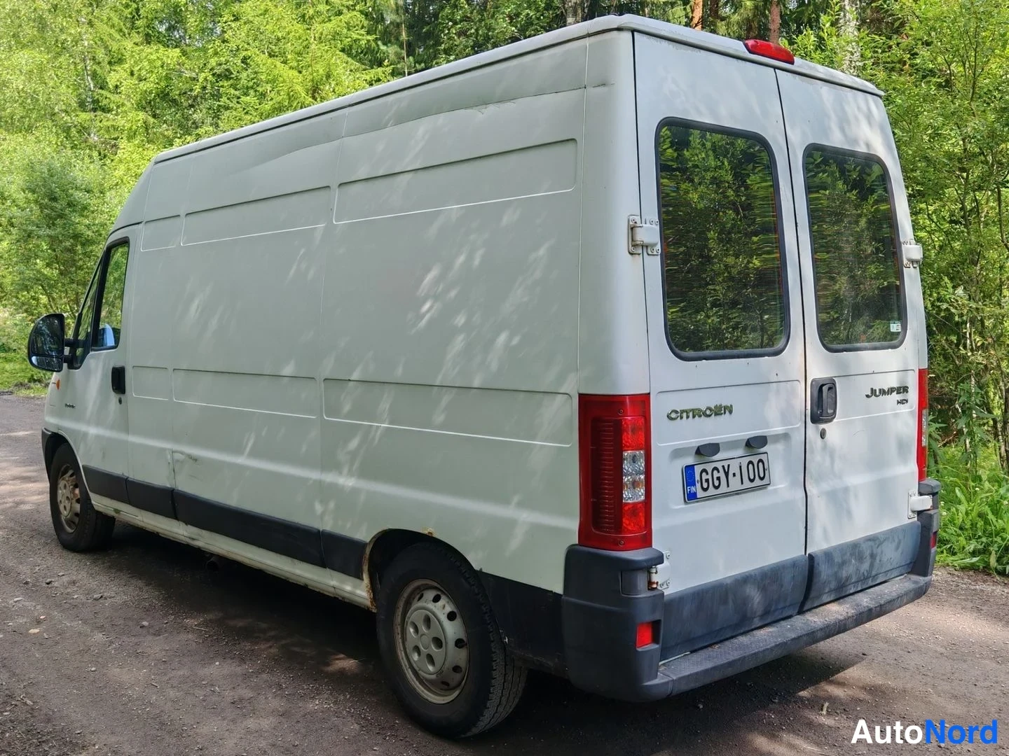 Takaviisto: Citroën Jumper -pakettiauto takaviistosta kuvattuna, rekisterikilpi.