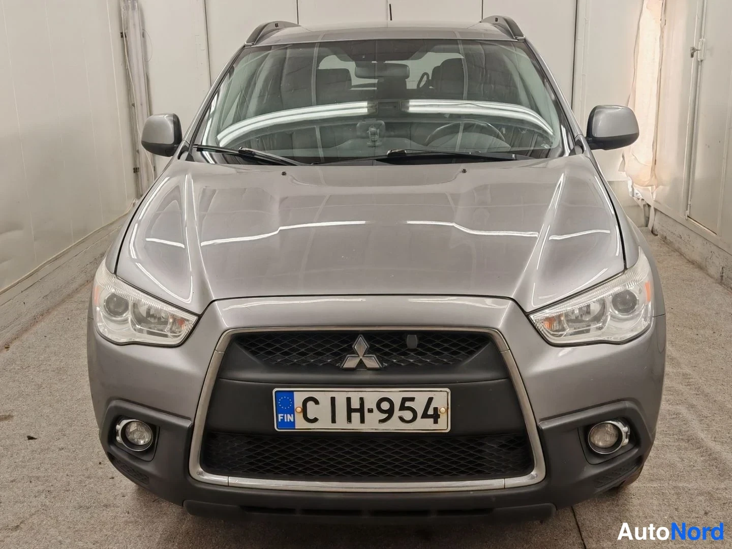 Edestä: Mitsubishi ASX, harmaa, suora etunäkymä, rekisteritunnus