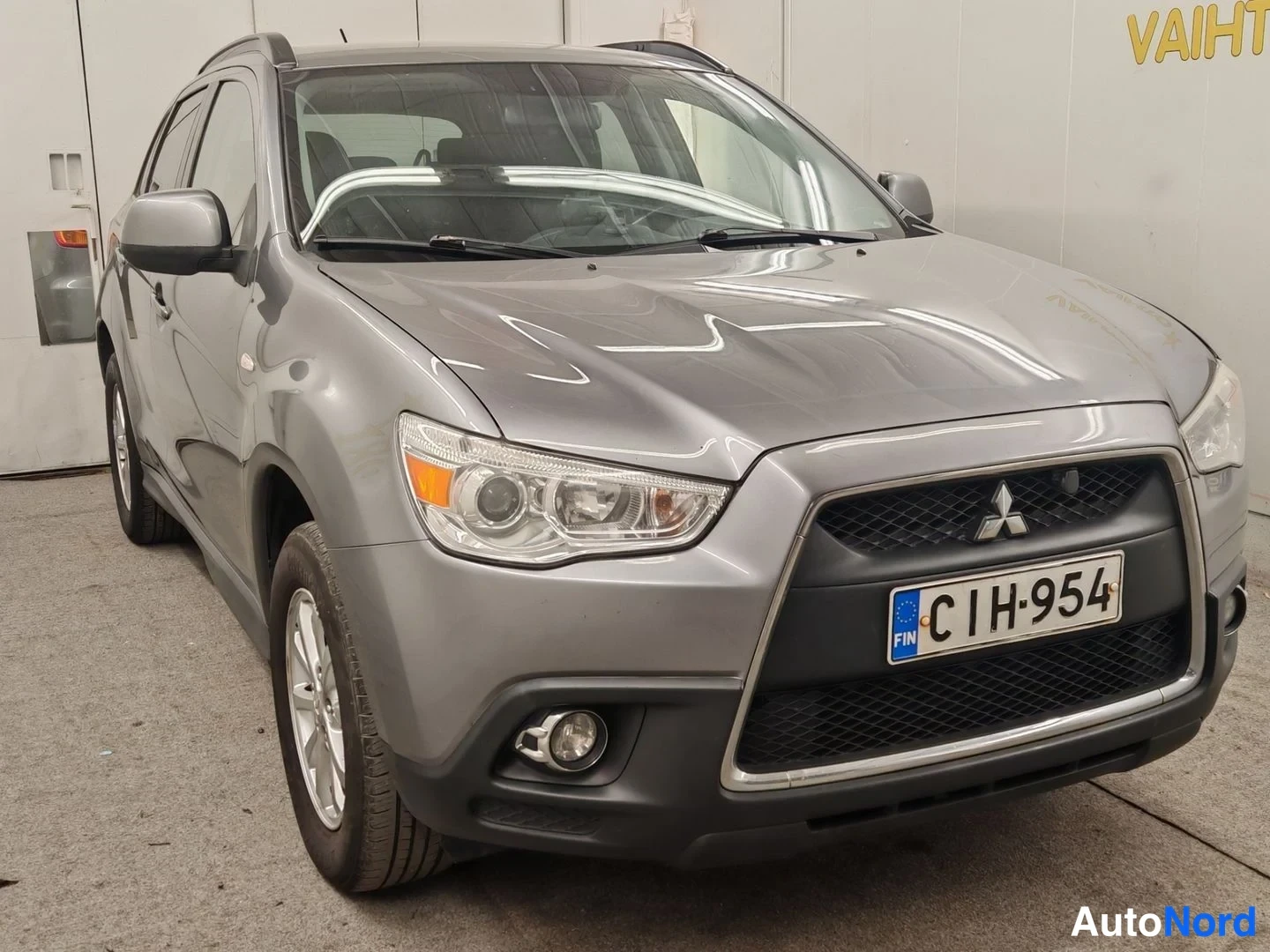 Etuviisto, nokka oikealle: Mitsubishi ASX, harmaa, kolmeNeljäsosa etu, kylki ja etupää näkyvissä, rekisteritunnus