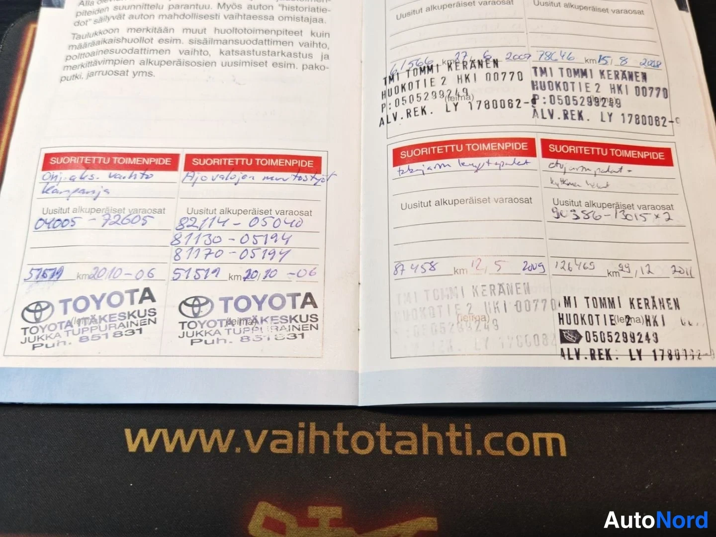 Edestä: Huolto-ohjelman sivut 22–23: Toyota Täkeskuksen leimat ja käsinkirjoitetut huoltomerinnöt vuosilta 2005–2011, alareunassa www.vaihtotahti.com.