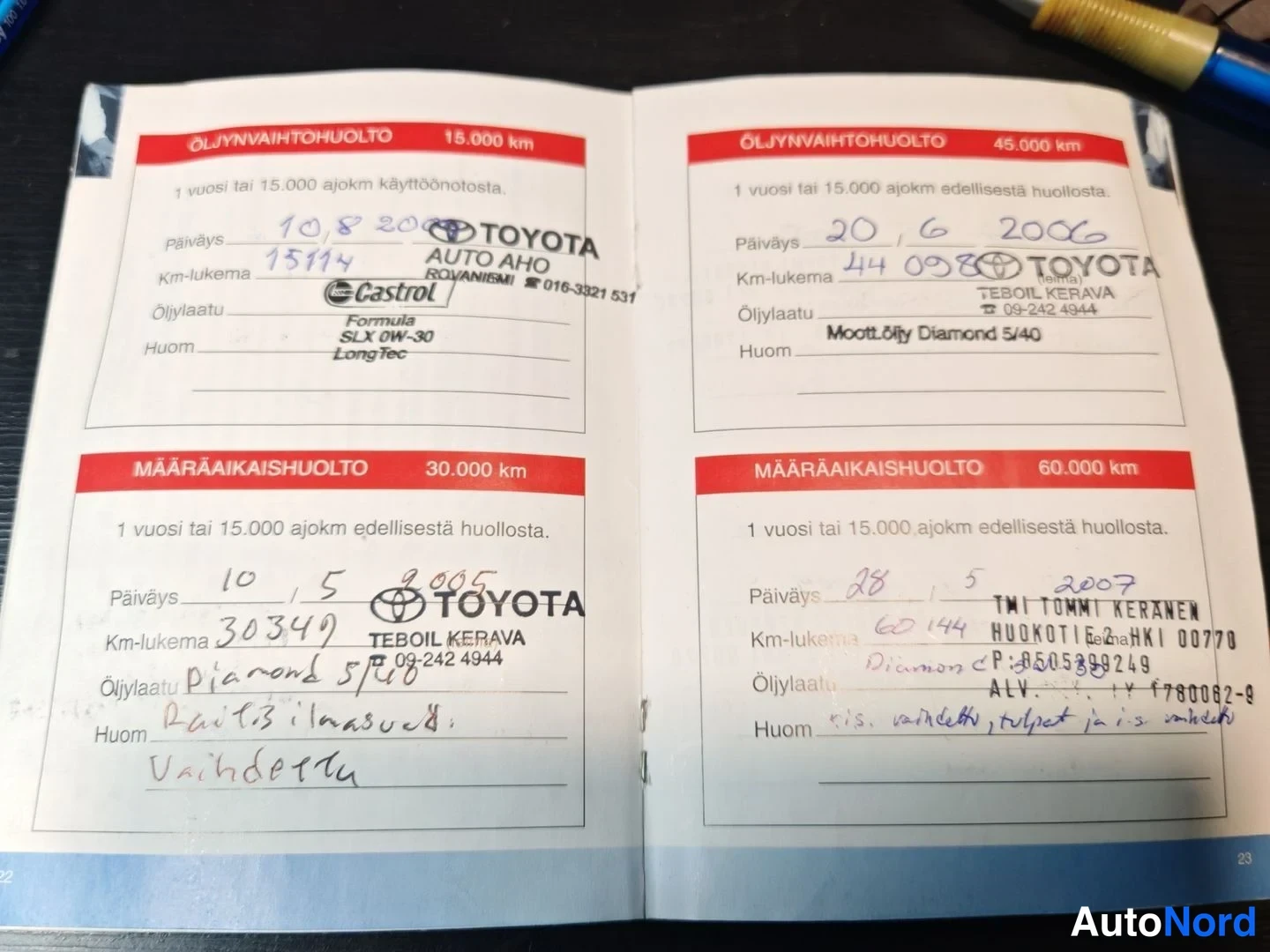 Muu: Huoltokirjan avattu sivu, jossa merkit öljynvaihto- ja määräaikaishuolloista 15 000–60 000 km lukemilla, Toyota- ja Castrol-leimoilla.
