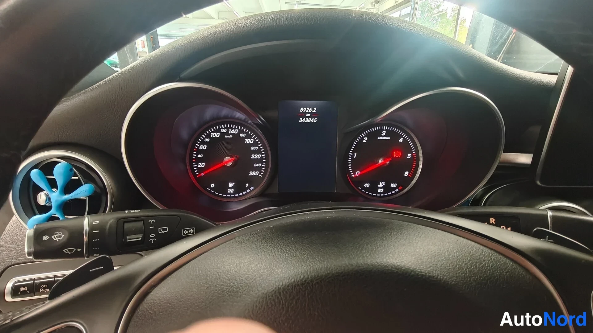 Muu: Mercedes-Benz C:n mittaristö lähikuvassa: nopeusmittari, kierroslukumittari ja näyttö, jossa lukee 5926,2 ja 343945.