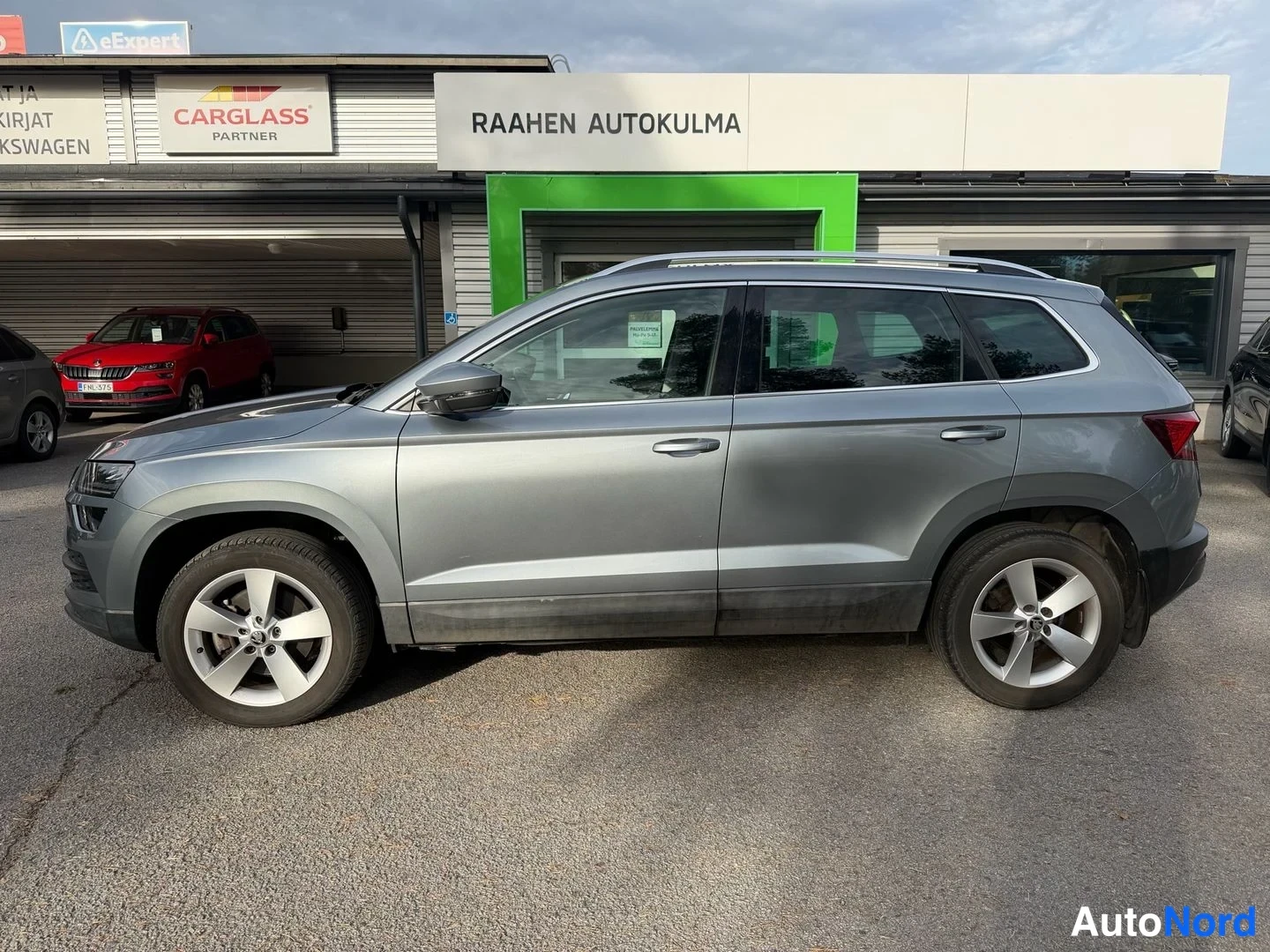 Harmaa Skoda Karoq 2018, sivulta, kuva 4
