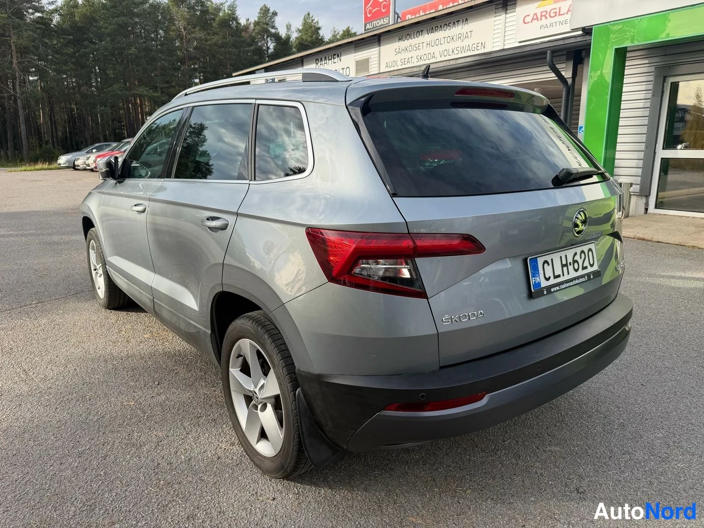 Harmaa Skoda Karoq 2018, takaviisto, kuva 5